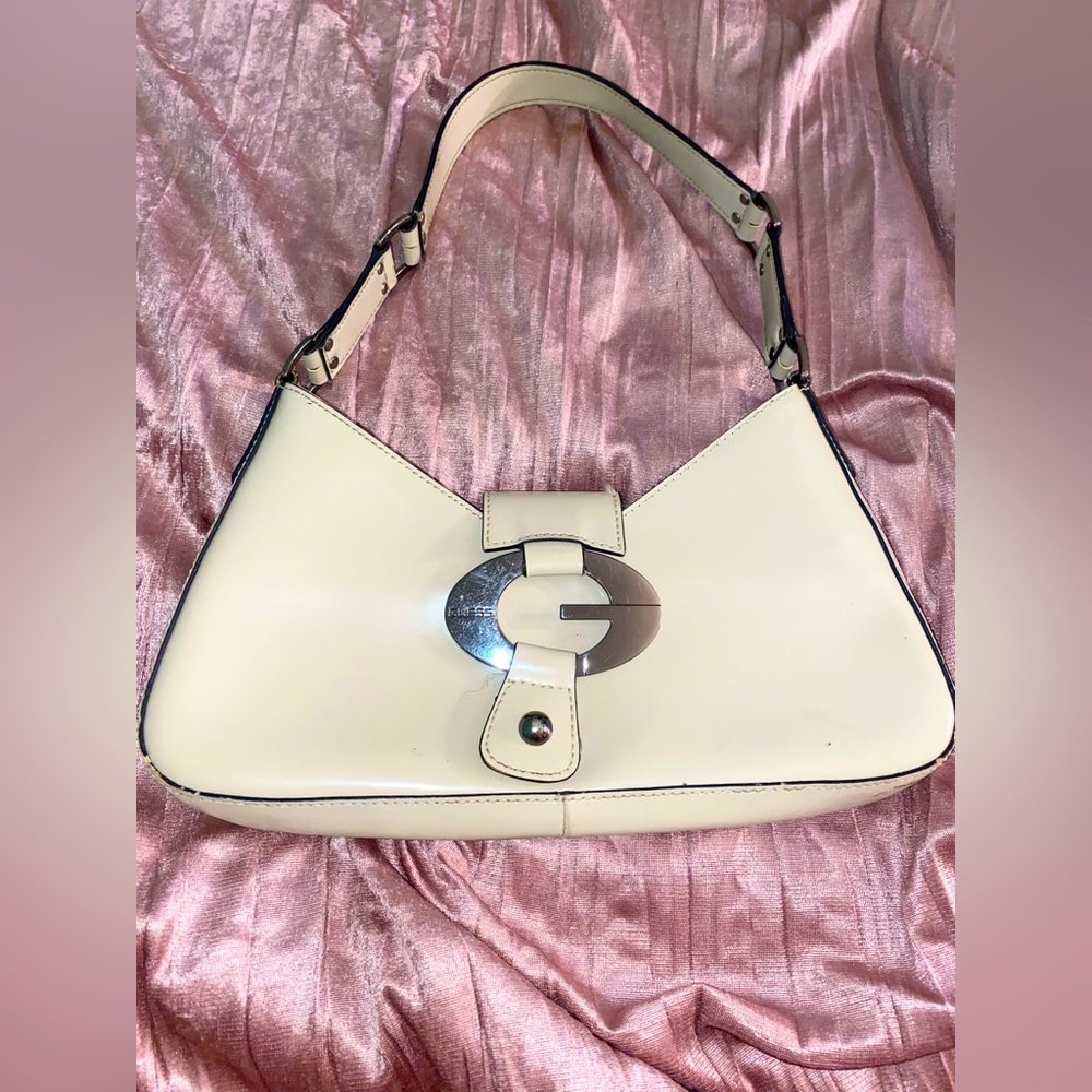90s/Y2K RARE Women’s Beige and Silver Buckle Accent Logo Pre-Owned Guess Purse